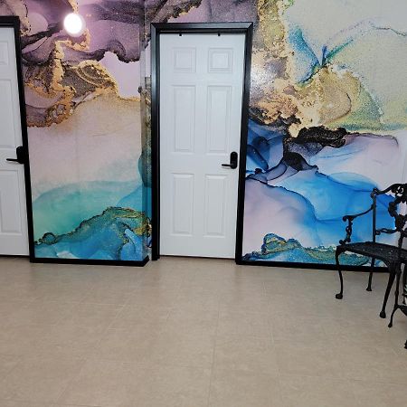 Orangewood & 51Ave Homestay - Not A Hotel Глендейл Екстериор снимка