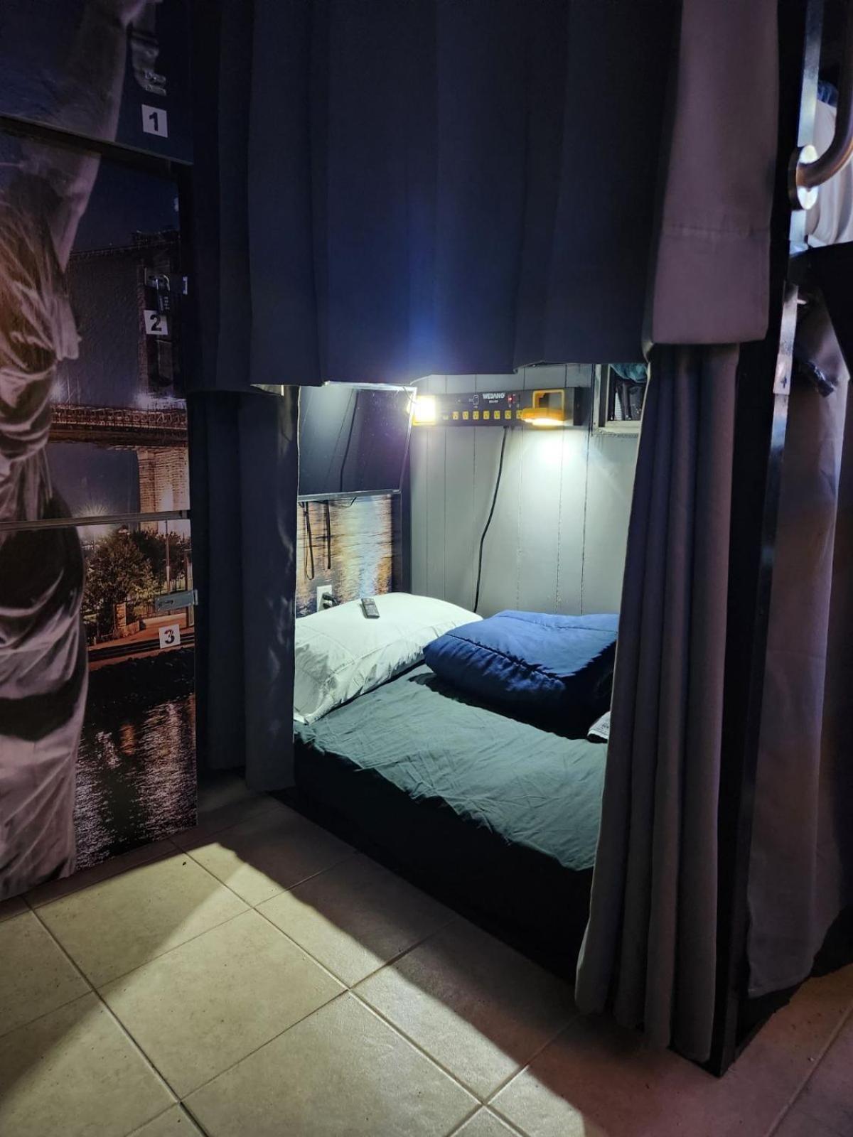 Orangewood & 51Ave Homestay - Not A Hotel Глендейл Екстериор снимка